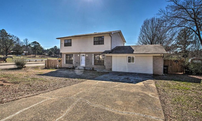 Piney House | Central Hot Springs Family Home with Deck!