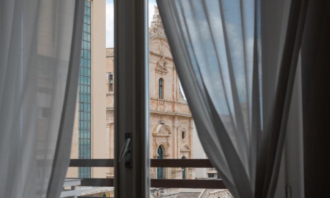 Ispica Apartment | Central House palazzo Brafa una camera di albergo