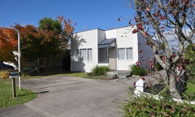 Rotorua Cottage | Central Kuirau Cottage with park views