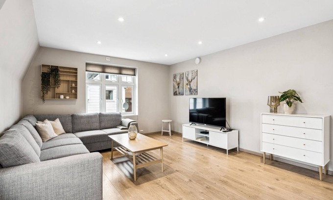 Egersund Apartment | Central Penthouse 3-bedroom apartment with dedicated office setup