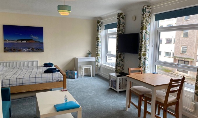 Sidmouth Apartment | Central Sidmouth studio apartment with Sea Peeps