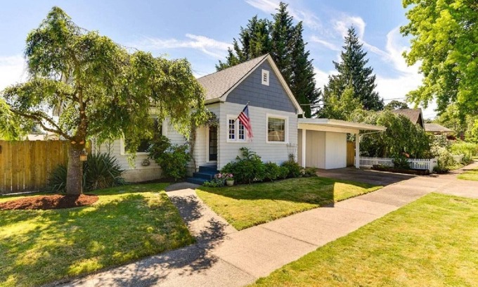 Newberg House | Central Single Level Newberg Retreat, Pet Friendly, Fenced Backyard, Walk 2 Food, Drinks, University