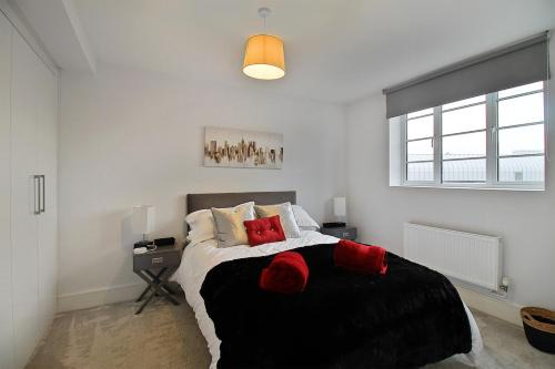 Slough Apartment | Central Slough -double bed & 1 sofa bed, - transport links