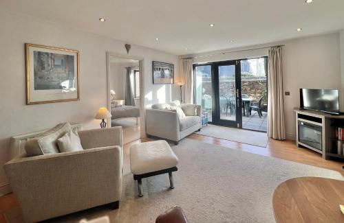 Kingsbridge Apartment | Central Spacious Ground Floor Flat with Courtyard