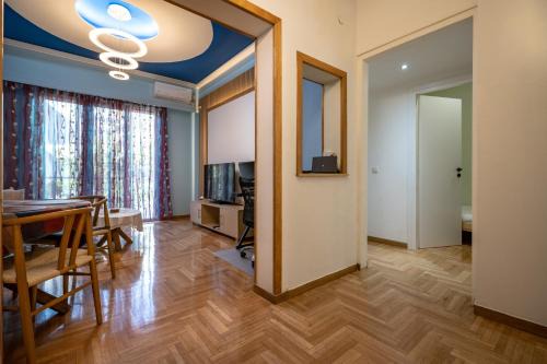 Mousio Apartment | Central Spot 2-Bedroom Apt by ΜΡS