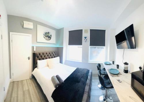 Battersea Apartment | Central studios in top location