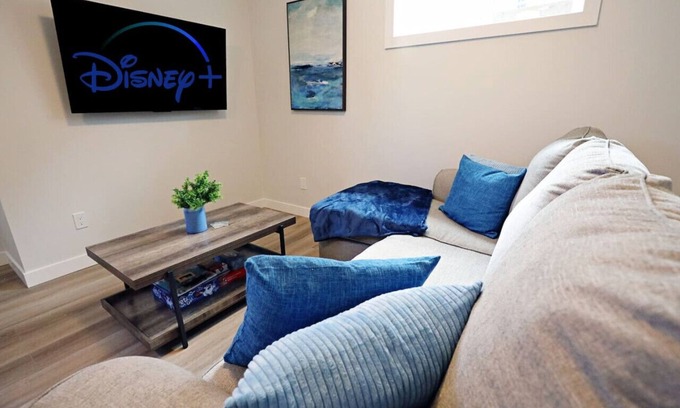 North Central Edmonton Condo | Central Suite King Beds|Long Stays|Disney+