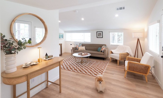 Thousand Oaks House | Central Thousand Oaks retreat close to shops & eats!