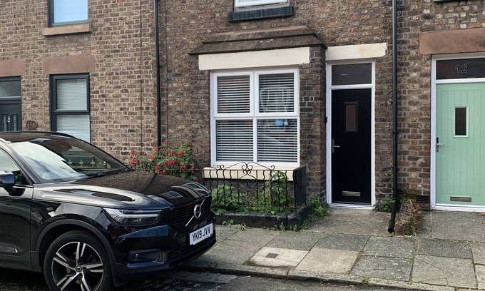 Liverpool House | Central to all Beatles attractions in heart of Woolton Village (free parking)