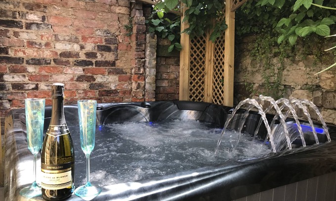 Ripon House | Central townhouse with hot tub jacuzzi bath and 3D TV room