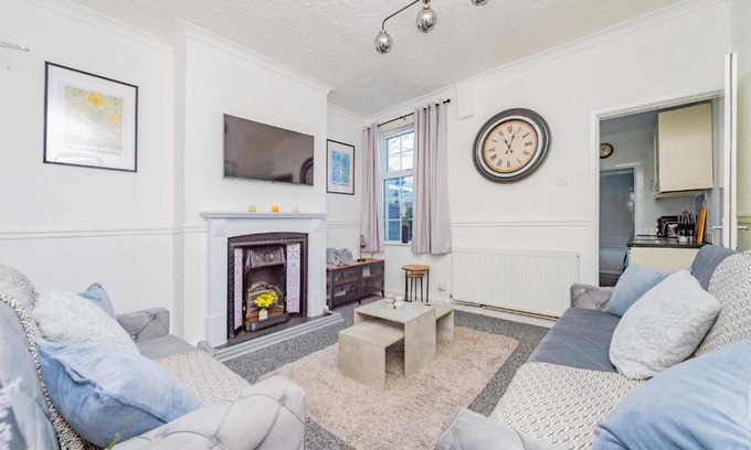 Wolverhampton Apartment | Central Townhouse Wolverhampton - Sleeps 8 - Ideal for Contractors & Families