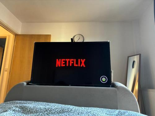 Deptford Apartment | Central TV Bed Flat w Balcony for Contractors and Leisure