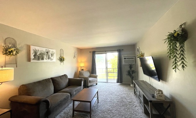 Bloomington Apartment | Centrally Located 2 Bedroom Apartment