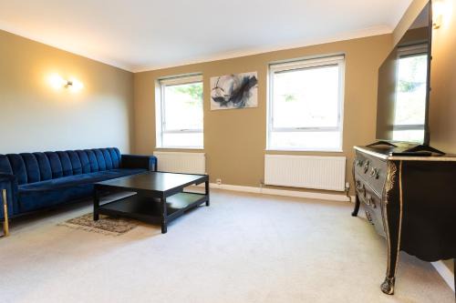 Harrow Road House | Centrally located 5BR Flat wParking, Maida Vale