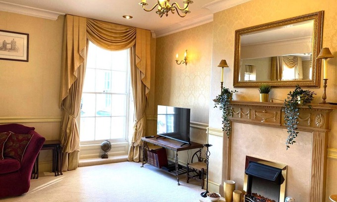 Monmouth Apartment | Centrally located apartment in Grade II listed former coaching inn with lift