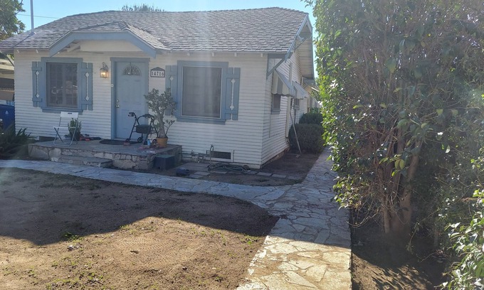Van Nuys House | Centrally located cozy and comfortable house