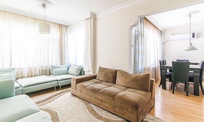 Mecidiyekoy Apartment | Centrally Located, Chic Flat in Sisli