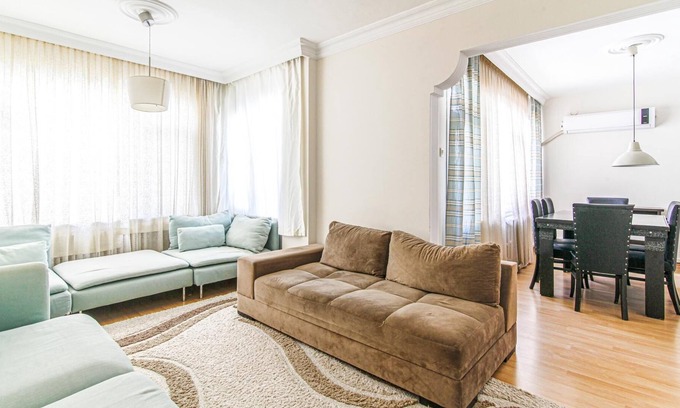Mecidiyekoy Apartment | Centrally Located, Chic Flat in Sisli