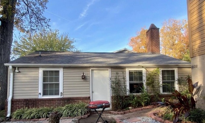 High Point Cottage | Centrally located cozy cottage perfect for professionals!