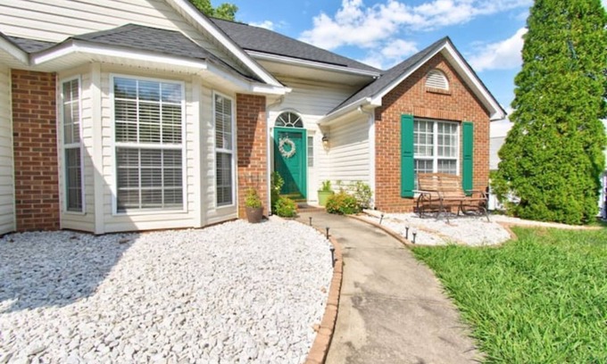 Davis Lake - Eastfield House | Centrally-located Cozy & Relaxing Charlotte Ranch