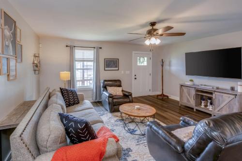 North Nashville House | Centrally Located Cozy Pet Friendly Cottage