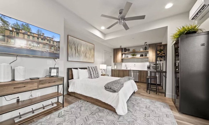 Walluga Apartment | Centrally Located Dog-Friendly Lake Oswego Studio