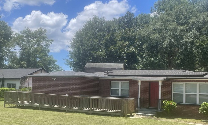 North Northwest Pensacola House | Centrally Located Pensacola Home. Modern Gem!! 9 miles to beaches.