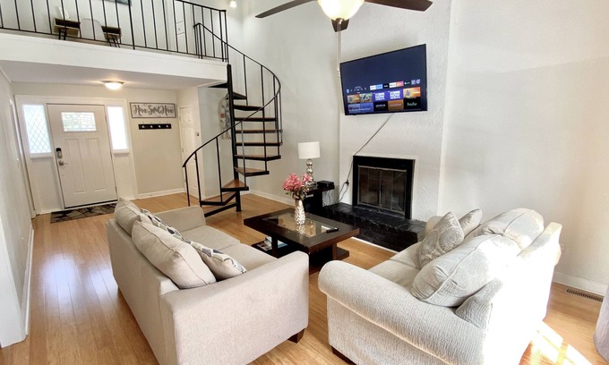 Hanahan House | Centrally Located Townhouse! Spacious 4 BR Near Beaches and Downtown.