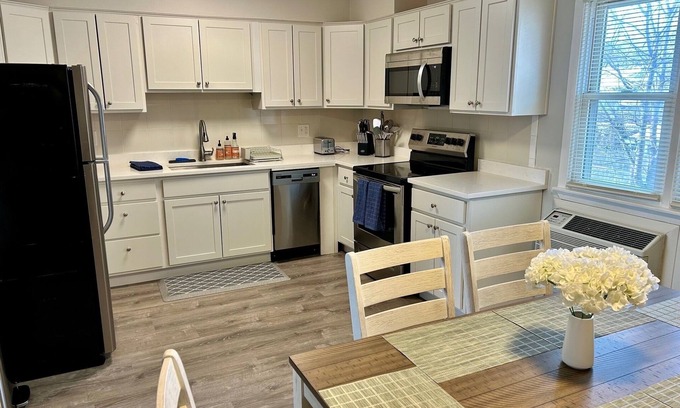 Libertyville Apartment | Centrally Located 2 Bedroom
