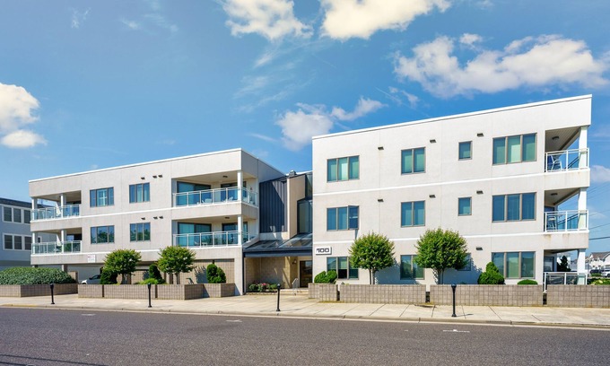 Stone Harbor Condo | CENTRALLY located in Stone Harbor across the street from the beach and 1 block to downtown shopping, restaurants and entertainment.