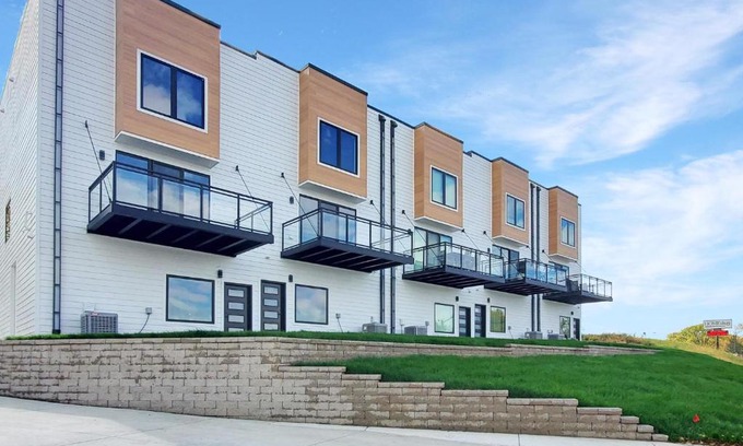 Arnolds Park Villa | CentralPark Townhome B10