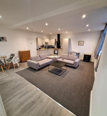 Whitchurch Apartment | Centre of the town