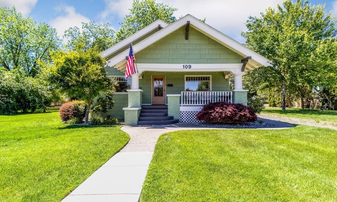 College Place House | Century House in Walla Walla Wine Country!