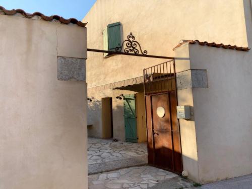 Ceret House | Ceret Beautiful Spacious House & Courtyard BBQ