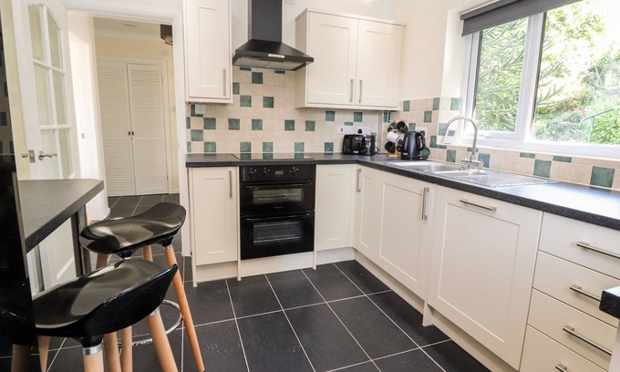 Dyserth House | CESAIL Y MYNYDD, family friendly, with hot tub in Dyserth