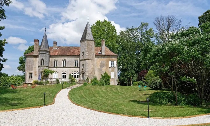 Saint-Forgeot Bed & Breakfast | Château de Millery, Noctua room