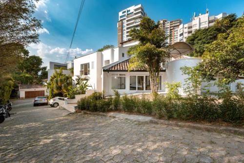 Alejandria House | CH105 Poblado 7BR Villa Jacuzzi AC 24 hours Security