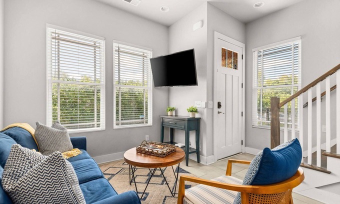 Hadley - Washington Condo | CH7 ~ Clean Townhouse Near Downtown ~ 2 Miles to Broadway ~ Ensuite Bathrooms ~ Free Parking