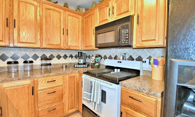 Eagle Lake House | Chain of Lakes Charms & Magical Adventures Await - Stay Minutes from LEGOLAND