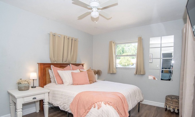 Winter Haven House | Chain of Lakes, Sleeps 6 - 15 mins to Legoland