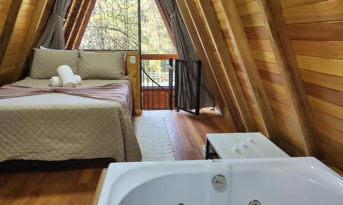 Canela Ski Chalet | Chalé Magia das Hortênsias, relaxe na hidromassagem!