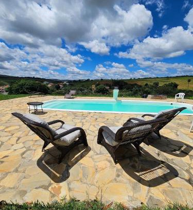 Carrancas Ski Chalet | Chalés Vila Carrancas - Ao lado do centro com piscina, cozinha completa e muita tranquilidade