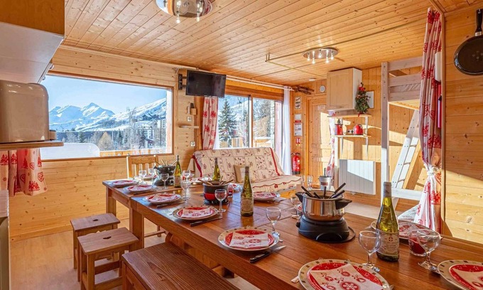 La Toussuire Ski Chalet | Chalet 'Rdc 110 M2 - Très Proche Des Pistes' with Mountain View, Private Terrace and Wi-Fi