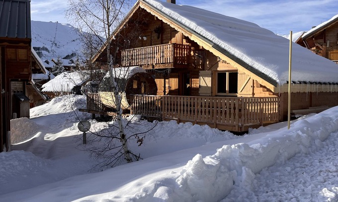 La Toussuire Ski Chalet | Chalet "LA DATCHA" sleeps 12 with skis, SAUNA and WiFi