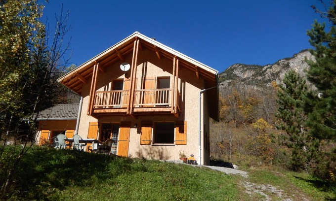 Freissinieres Ski Chalet | Chalet 10/12 people in the hamlet of Ecrins