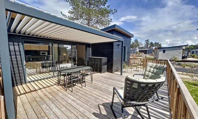 Jullouville Ski Chalet | Chalet 4 pers avec piscine chauffée, terrasse privative, à 2 pas de la plage et commerces - FR-1-361-467