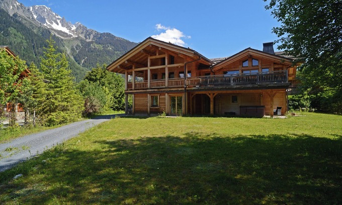 Les Praz-de-Chamonix Ski Chalet | Chalet 5 * 5 en suite bedrooms sauna jacuzzi