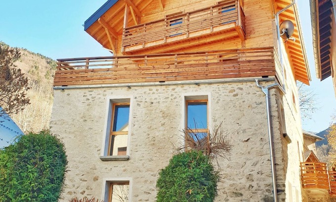 Oz-en-Oisans Ski Chalet | Chalet 800, cosy and luxury mountain chalet near Alpe d'Huez 8p