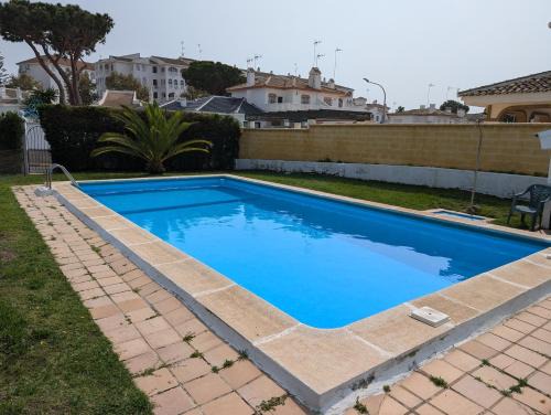 Sector O - Ostrero House | Chalet adosado en Matalascañas con piscina y chimenea, cerca de la playa