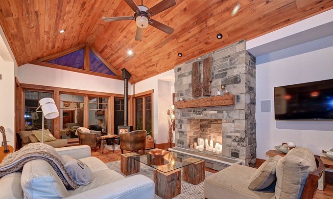 Grand River South House | Chalet Along Hiking Trail, Woodburning stove, Walk to SkiHill, Minutes to Downto